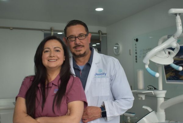 Comparaison de teintes de facettes céramiques avec un teintier en laboratoire de prothèse dentaire