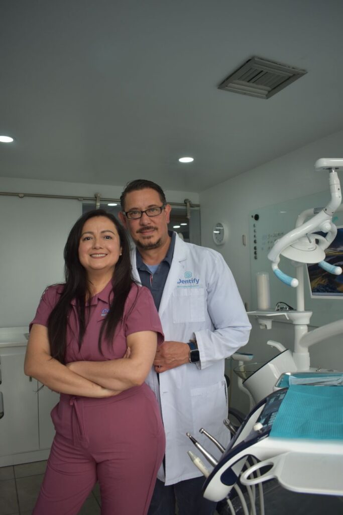 Comparaison de teintes de facettes céramiques avec un teintier en laboratoire de prothèse dentaire