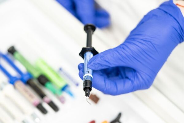 Couronne en zircone monolithique translucide dans un laboratoire de prothèse dentaire avec fraiseuse et scanner numérique