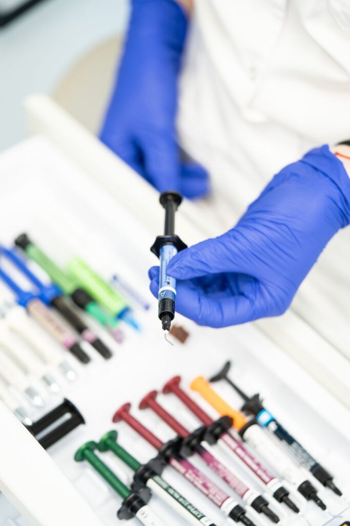 Couronne en zircone monolithique translucide dans un laboratoire de prothèse dentaire avec fraiseuse et scanner numérique