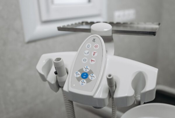 Couronnes en zircone et céramique hybride avec bases titane sur un plan de travail de laboratoire de prothèse dentaire