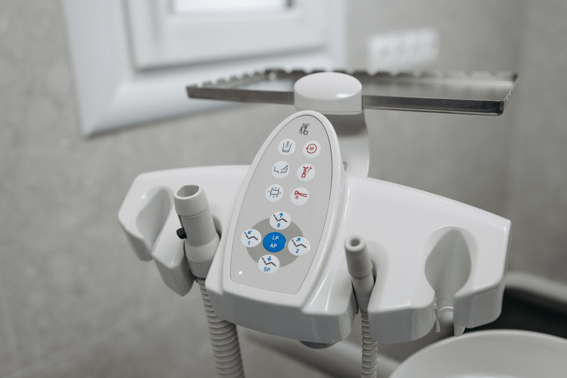 Matériaux et biocompatibilité : ce que l’adhésion moderne change au cabinet