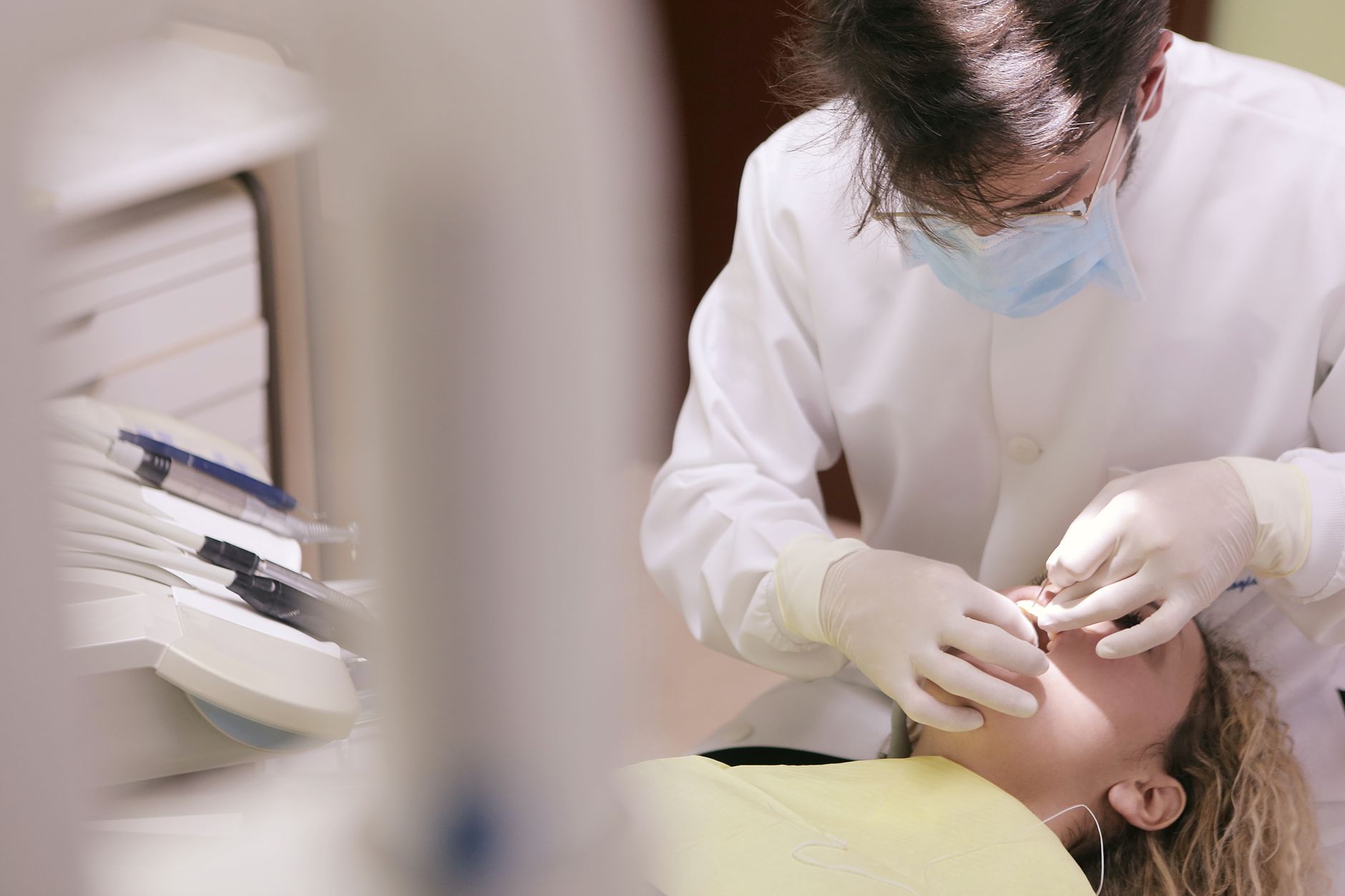 Dents en bois, dentiers de bœuf : l’histoire folle des prothèses