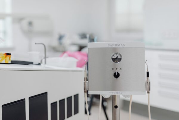 Implant dentaire en titane surmonté d'une couronne céramique dans un modèle de mâchoire
