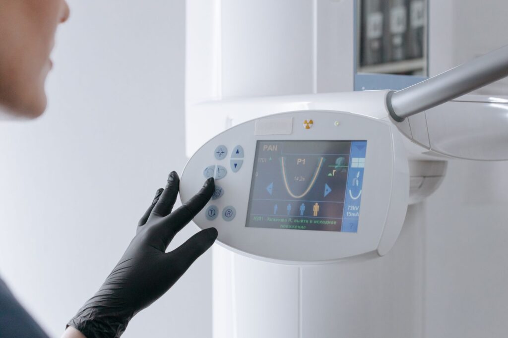 Base de prothèse amovible imprimée en 3D et châssis métallique posés sur un plan de travail de laboratoire dentaire