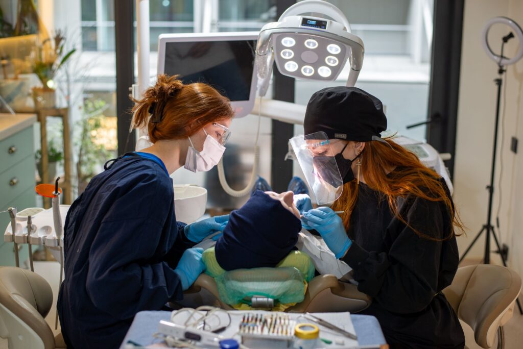 Couronnes et piliers en zircone, adhésifs et composite injectable sur une paillasse de laboratoire de prothèse dentaire